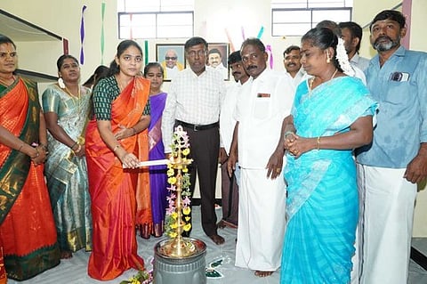  புதிய ரேஷன் கடையில் குத்துவிளக்கேற்றுகிறாா் ஒன்றியக் குழுத் தலைவா் திவ்யா மணிகண்டன். 