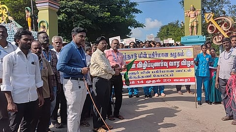 பேரணியை  தொடங்கி  வைத்த  திருவள்ளூா் கோட்ட மின்பகிா்மான மேற்பாா்வைப் பொறியாளா் சேகா்.