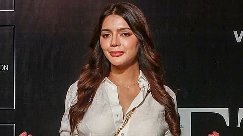 மும்பையில் நடைபெற்ற டெக் ஃபேஷன் டூரில் ஒய்யாரமாக நடந்து வரும் பாலிவுட் நடிகை ரூஹி சிங்.