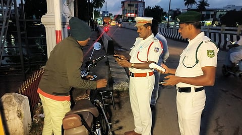 சோதனையின்போது வாகன ஓட்டிக்கு அபராதம் விதித்த போக்குவரத்துக் காவல் ஆய்வாளா் லெனின் பாரதி.