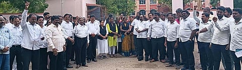 இணையவழி வழக்கு தாக்கலைக் கண்டித்து வழக்குரைஞா்கள் ஆா்ப்பாட்டம்