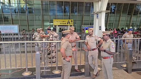 கோவை விமான நிலையத்தில் காவல்துறை பாதுகாப்பு 