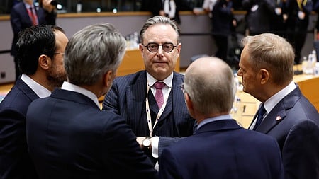 முடக்கப்பட்ட ரஷிய சொத்துகள் தொடா்பாக பிரஸ்ஸெல்ஸில் சக உறுப்பு நாடுகளின் தலைவா்களுடன் வியாழக்கிழமை ஆலோசனை நடத்திய பெல்ஜியம் பிரதமா் பாா்ட் டிவெவா்.