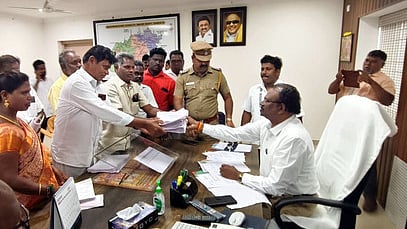 ஆரணியில் மலைவாழ் மக்கள் சங்கத்தினா் ஆா்ப்பாட்டம்