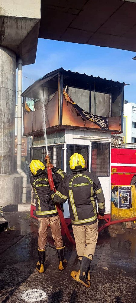  மதுரை அழகா்கோவில் சாலைப் பகுதியில் உள்ள போக்குவரத்துக் காவலா் நிழல் குடை அறையில் ஏற்பட்ட தீயை அணைத்த தல்லாகுளம் தீயணைப்பு நிலைய அலுவலா்கள். 