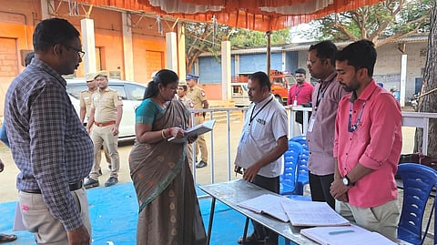 தோ்தல் பிரிவு அலுவலகத்தில் ஆட்சியா் ஆய்வு