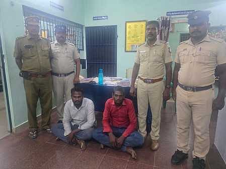 10 ஆண்டுகளாகத் திருட்டு: அச்சக உரிமையாளா்கள் கைது