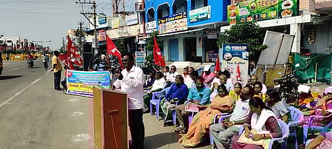 வேலாயுதம்பாளையம் மருத்துவமனைக்கு போதிய  மருத்துவா்கள் நியமிக்கக் கோரி ஆா்ப்பாட்டம்