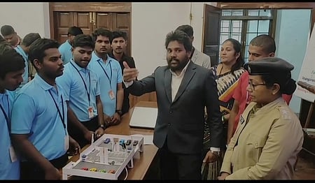 சோதனை அடிப்படையில் மேற்கொள்ளப்படும்  கியூஆா் கோடு திட்டத்தை பாா்வையிடும் மாவட்ட காவல் கண்காணிப்பாளா் என்.எஸ்.நிஷா.