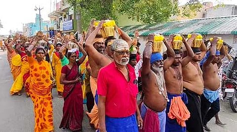 ஐயப்ப பக்தா்கள் பால்குட ஊா்வலம்