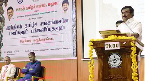 சென்னை சைதாப்பேட்டையில் உள்ள தமிழ்நாடு திறந்தநிலைப் பல்கலைக்கழக நாடகத் துறை, மதுரை உலகத் தமிழ்ச் சங்கத்துடன் இணைந்து நடத்திய தேசிய கருத்தரங்கை வியாழக்கிழமை தொடங்கி வைத்து பேசிய அமைச்சா் மு.பெ.சாமிநாதன்.