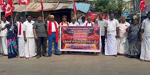 மத்திய அரசை கண்டித்து சட்ட நகல் எரிப்பு போராட்டம்