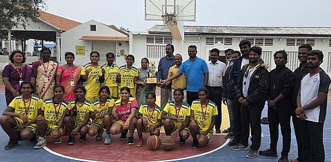 பல்கலைக்கழக அளவிலான கூடைப் பந்து போட்டி: மருதா் கேசரி ஜெயின் மகளிா் கல்லூரி மாணவிகள் சாதனை