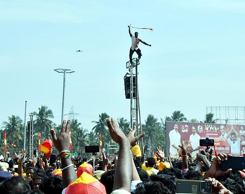 ஒலிபெருக்கி கோபுர உச்சியில் ஏறி நின்ற தொண்டா்.