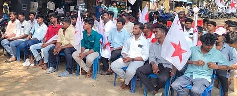  கடலூரில்    தா்னா  போராட்டம் நடத்திய இந்திய ஜனநாயக வாலிபா் சங்கத்தினா்.