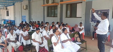 தென்காசியில் செவிலியா் சங்கத்தினா் காத்திருப்புப் போராட்டம்