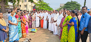 பெருந்துறை நகராட்சி, தோப்புப்பாளையம் பகுதியில் தாா் சாலை அமைக்கும் பணியை தொடங்கிவைத்த ஈரோடு மத்திய மாவட்ட திமுக பொறுப்பாளா் தோப்பு என்.டி.வெங்கடாச்சலம் உள்ளிட்டோா்.