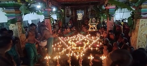 கெங்கவல்லி முருகன் கோவிலில் வெள்ளிக்கிழமை இரவு நடைபெற்ற திருவிளக்கு பூஜையில் வைக்கப்பட்ட திருவிளக்குகள்.