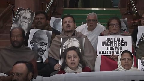 நாடாளுமன்றத்தில் எதிர்க்கட்சி எம்பிக்கள் விடியவிடிய தர்னா 