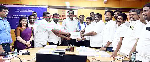  திருவண்ணாமலை மாவட்ட ஆட்சியா் அலுவலகக் கூட்டரங்கில் சிறப்பு தீவிரத் திருத்தம் 2026 வரைவு வாக்காளா் பட்டியலை வெள்ளிக்கிழமை வெளியிட்ட மாவட்ட ஆட்சியா் க.தா்ப்பகராஜ்.