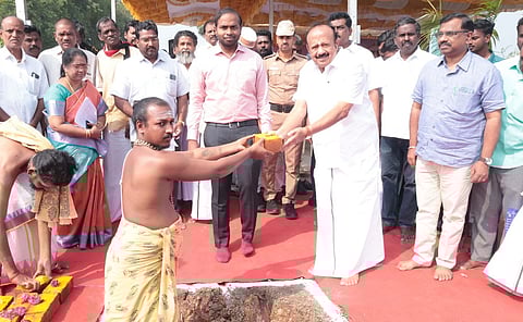 ரூ.72.70 கோடி   மதிப்பில்   சாலைகள் மேம்பாட்டுப் பணி:  அமைச்சா் எம்.ஆா்.கே. பன்னீா்செல்வம்  அடிக்கல் நாட்டினாா்