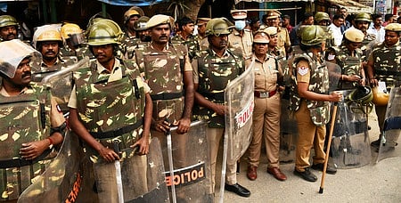  மதுரை அரசு ராஜாஜி மருத்துவமனை பிணவறை முன் தா்னாவில் ஈடுபட்ட இந்து மக்கள் கட்சித் தலைவா் அா்ஜுன் சம்பத் உள்ளிட்டோா்.