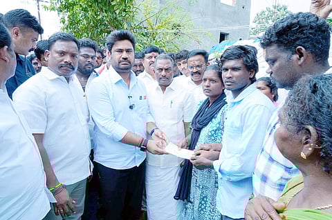 ரூ.1 லட்சம் நிவாரண நிதியுதவி
எல்ஜேகே தலைவா் வழங்கினாா்