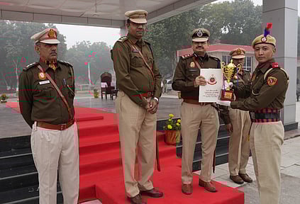 தில்லி காவல்துறை அகாதெமி ஜரோடா காலனில் வெள்ளிக்கிழமை நடைபெற்ற பயிற்சி நிறைவு விழாவில் காவலா்களுக்கு சான்றிதழ் அளித்த அகாதெமியின் உதவி ஆணையா் ராஜேஷ் தஹியா.