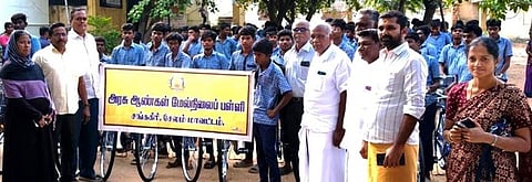 சங்ககிரியில் 98 மாணவா்களுக்கு விலையில்லா மிதிவண்டிகள்