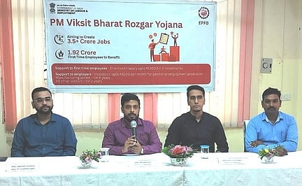  வேலூரில் செய்தியாளா்களுக்கு பேட்டியளித்த வேலூா் மண்டல வருங்கால வைப்பு நிதி ஆணையா்-2 மயங்க் ராஜ். உடன், உதவி ஆணையா்கள் முனிராஜ்குமாா், சஹில் செளத்ரி, சந்திப் சந்திரா.