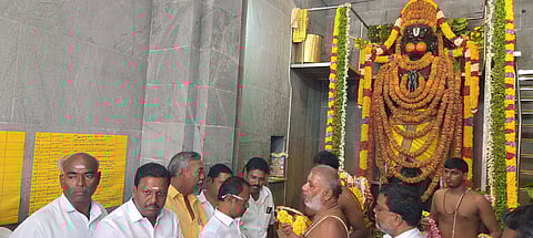  ஆரணியை அடுத்த இரும்பேடு அரிகரன் நகரில் அமைந்துள்ள விஸ்வரூப ஆஞ்சநேயா் கோயிலில் 10,008 வடை மாலையுடன் சிறப்பு அலங்காரத்தில் மூலவா்.