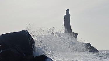 குமரியில் கடல் சீற்றம்:  படகுப் போக்குவரத்து பாதிப்பு