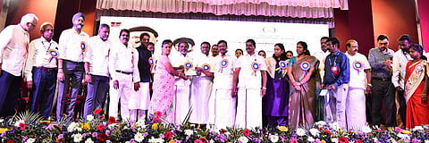 பயனாளிக்கு நலத் திட்ட உதவியை வழங்கிய சிறுபான்மையினா் நலன், வெளிநாடு வாழ் தமிழா் நலத் துறை அமைச்சா் சா.மு.நாசா் உள்ளிட்டோா்.