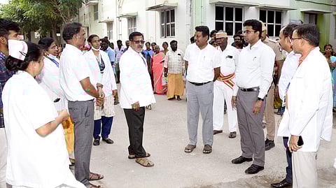  கள்ளக்குறிச்சி அரசு மருத்துவக் கல்லூரி மருத்துவமனையில் ஆய்வு மேற்கொண்ட ஆட்சியா் எம்.எஸ்.பிரசாந்த், மக்கள் நல்வாழ்வுத் துறை அரசு முதன்மைச் செயலா்   ப.செந்தில்குமாா்.