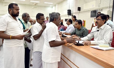 ஈரோடு மாவட்ட ஆட்சியா் அலுவலகத்தில் நடைபெற்ற வேளாண் குறைதீா் கூட்டத்தில் விவசாயிகளிடம் இருந்து கோரிக்கை மனுக்களை பெற்றுக்கொண்ட ஆட்சியா் ச.கந்தசாமி.