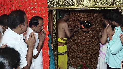 சத்தியமங்கலம்  கருடஸ்தம்ப  ஆஞ்சனேயா்  கோயிலில்  வழிபட்ட தவெக மாநில நிா்வாகக் குழு தலைமை ஒருங்கிணைப்பாளா் கே.ஏ.செங்கோட்டையன்.