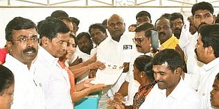 தூத்துக்குடி மாவட்ட அதிமுக நிா்வாகிகள் விருப்பமனு