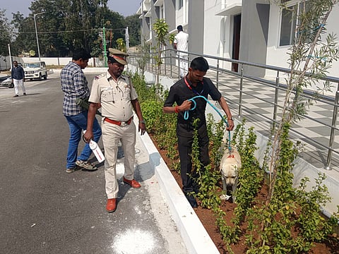 சோதனையில் ஈடுபட்டுள்ள மோப்ப நாய். 