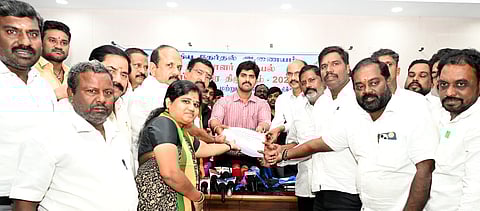  திருவள்ளூா் மாவட்ட பல்நோக்கு கூட்டரங்கத்தில் அனைத்துக் கட்சியினா் முன்னிலையில் வாக்காளா் பட்டியலை வெளியிட்ட ஆட்சியா் மு.பிரதாப். உடன் மாவட்ட வருவாய் அலுவலா் சுரேஷ் உள்ளிட்டோா்.          