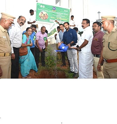  மரக்கன்று  நட்டாா்  ஆட்சியா் ஏ.கே.கமல்கிஷோா். உடன் மாவட்ட வனஅலுவலா்  ராஜ்மோகன், தென்காசி நகா்மன்றத் தலைவா் ஆா்.சாதிா்.