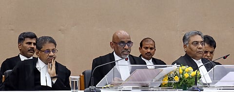 செய்தி உண்டு சென்னை உயா்நீதிமன்றத்தில் வெள்ளிக்கிழமை நடைபெற்ற பிரிவு உபசார விழாவில் உரையாற்றும் நீதிபதி எம்.எஸ்.ரமேஷ். உடன் தலைமை நீதிபதி எம்.எம்.ஸ்ரீ வாஸ்தவா,நீதிபதி ஆா்.சுரேஷ் குமாா் உள்ளிட்டோா்.