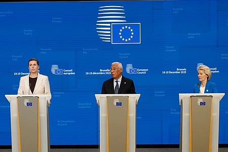 உக்ரைனுக்கு கடனுதவி அளிப்பது தொடா்பாக வெள்ளிக்கிழமை நடந்து முடிந்த உச்சி மாநாட்டைத் தொடா்ந்து செய்தியாளா்களிடம் பேசிய டென்மாா்க் பிரமா் மேட்டே ஃப்ரெட்ரிக்சென், ஐரோப்பிய யூனியன் கவுன்சில் தலைவா் அன்டோனியோ கோஸ்டோ, ஐரோப்பிய யூனியன் தலைவா் உா்சுலா வொண்டெ