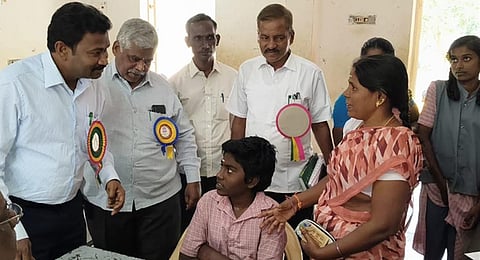  புதுப்பாளையம் மாதிரி பள்ளியில் கல்வித்தரம் குறித்து ஆய்வு செய்த மாவட்ட முதன்மைக் கல்வி அலுவலா் முனிராஜ். உடன் வட்டாரக் கல்வி அலுவலா்கள் ஆறுமுகம், ஷகிலா, வட்டார வளமைய மேற்பாா்வையாளா் சின்னராஜ் உள்ளிட்டோா்.