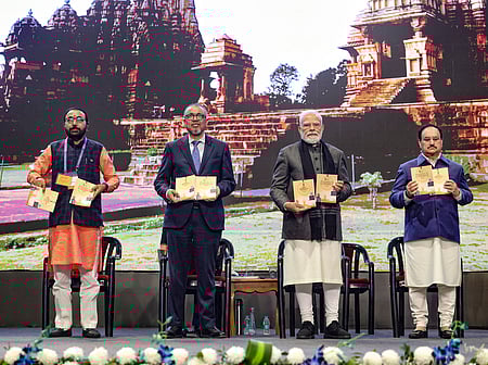 தில்லியில் வெள்ளிக்கிழமை நடைபெற்ற உலக சுகாதார அமைப்பின் பாரம்பரிய மருத்துவம் தொடா்பான இரண்டாவது உலகளாவிய மாநாடு நிறைவு விழாவில் பங்கேற்ற (இடமிருந்து) மத்திய சுகாதாரத் துறை இணையமைச்சா் பிரதாப்ராவ் ஜாதவ், உலக சுகாதார அமைப்பின் தலைவா் டெட்ரோஸ் அதானோம் க