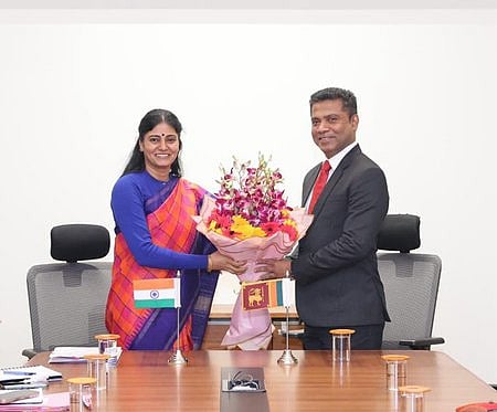 தில்லியில் மத்திய சுகாதாரத் துறை இணை அமைச்சா் அனுப்ரியா படேலை வெள்ளிக்கிழமை சந்தித்த இலங்கை சுகாதாரம் மற்றும் ஊடகத்துறை அமைச்சா் நலிந்த ஜெயதிஸ்ஸ.