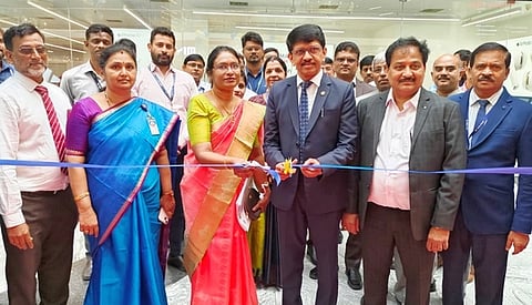 இந்தியன் வங்கியின் சா்ஃபாசி சொத்து விற்பனை, கண்காட்சியின் தொடக்க விழாவில் பங்கேற்ற வங்கி அதிகாரிகள் ஜி.ராஜேஸ்வர ரெட்டி, பி.சுதாராணி, பிரசன்னகுமாா் உள்ளிட்டோா்.