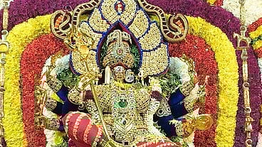 மேல்மலையனூரில் வெள்ளிக்கிழமை நள்ளிரவு நடைபெற்ற மாா்கழி மாத ஊஞ்சல் உற்சவத்தில் தில்லை காளியம்மன் அலங்காரத்தில் அருள்பாலித்த அங்காளம்மன். 