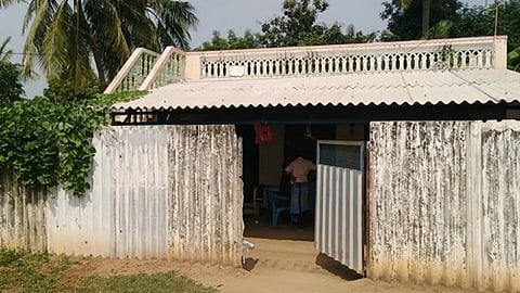 மணப்பாறை அருகே நகை, பணம் திருடப்பட்ட வெள்ளைச்சாமி வீடு.