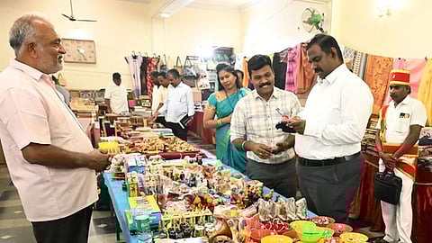 கிருஷ்ணகிரியில் பூம்புகாா் கைவினைப் பொருள்கள் விற்பனை மற்றும் கண்காட்சியை தொடங்கிவைத்து பாா்வையிட்ட ஆட்சியா் ச.தினேஷ்குமாா். 