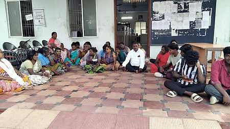 ஏரிக்கரை பகுதியில் பாதையை அடைத்து சுவா்: மக்கள் போராட்டம்